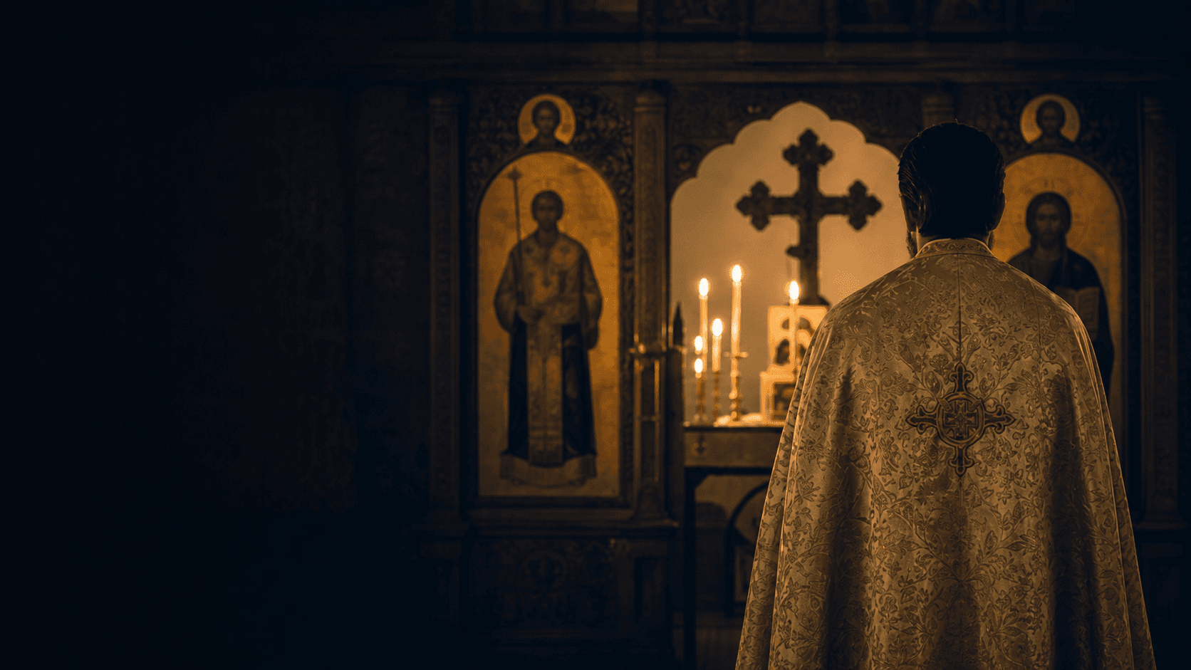 Sacerdote ortodoxo diante do iconostasio durante a liturgia